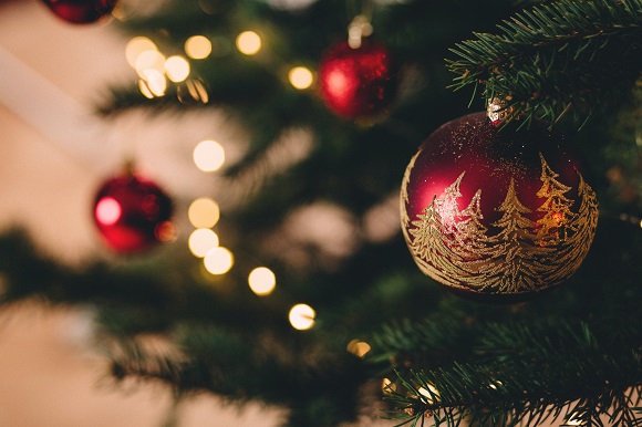 Cómo decorar el árbol de Navidad: en la imagen aparece una bola decorativa de Navidad