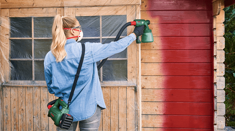 En la imagen aparece una persona trabajando con un pulverizador de pintura de la marca BOSCH